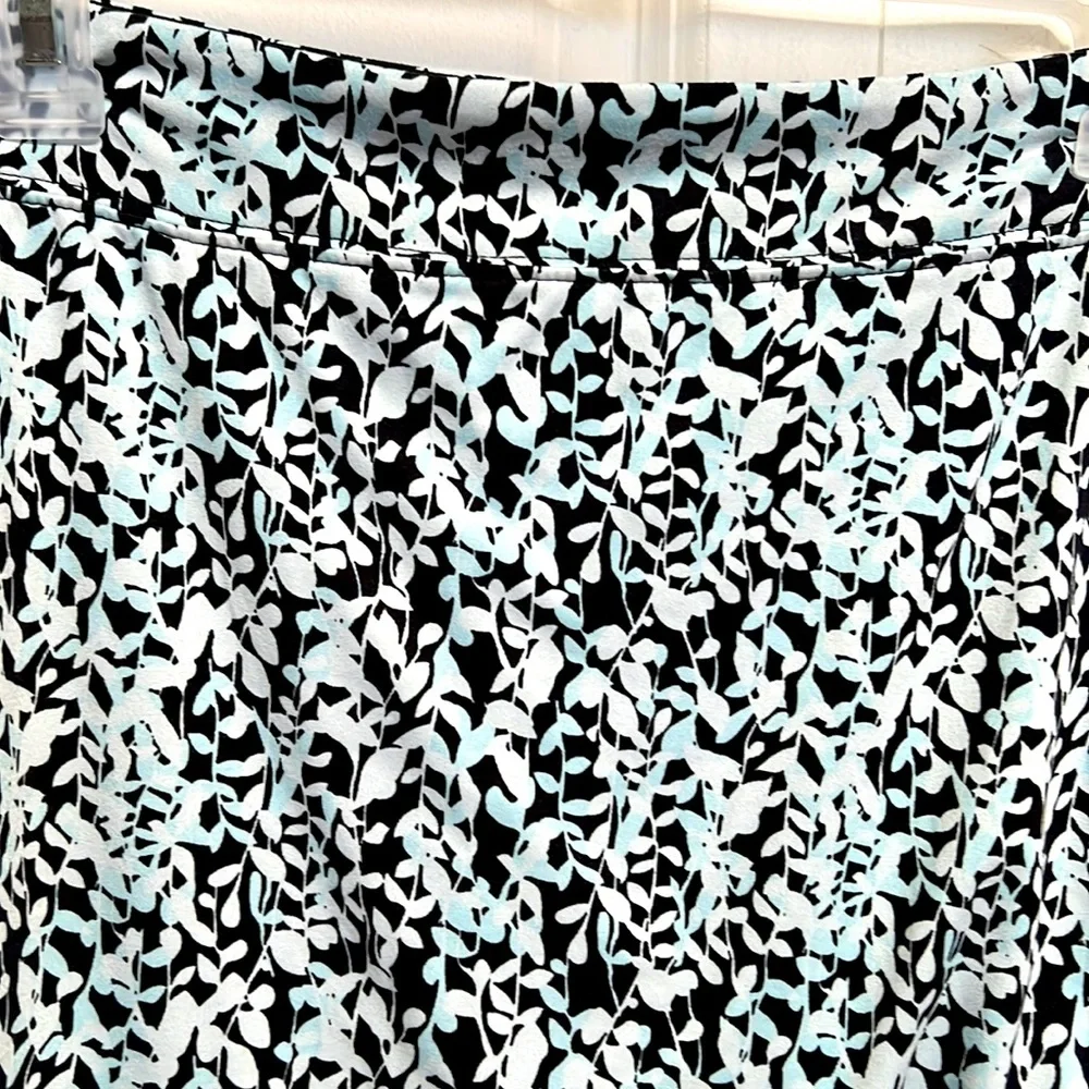 Tranquility Black Shades of Blue Leaf Print Mid Rise Pull Up Skort Size M